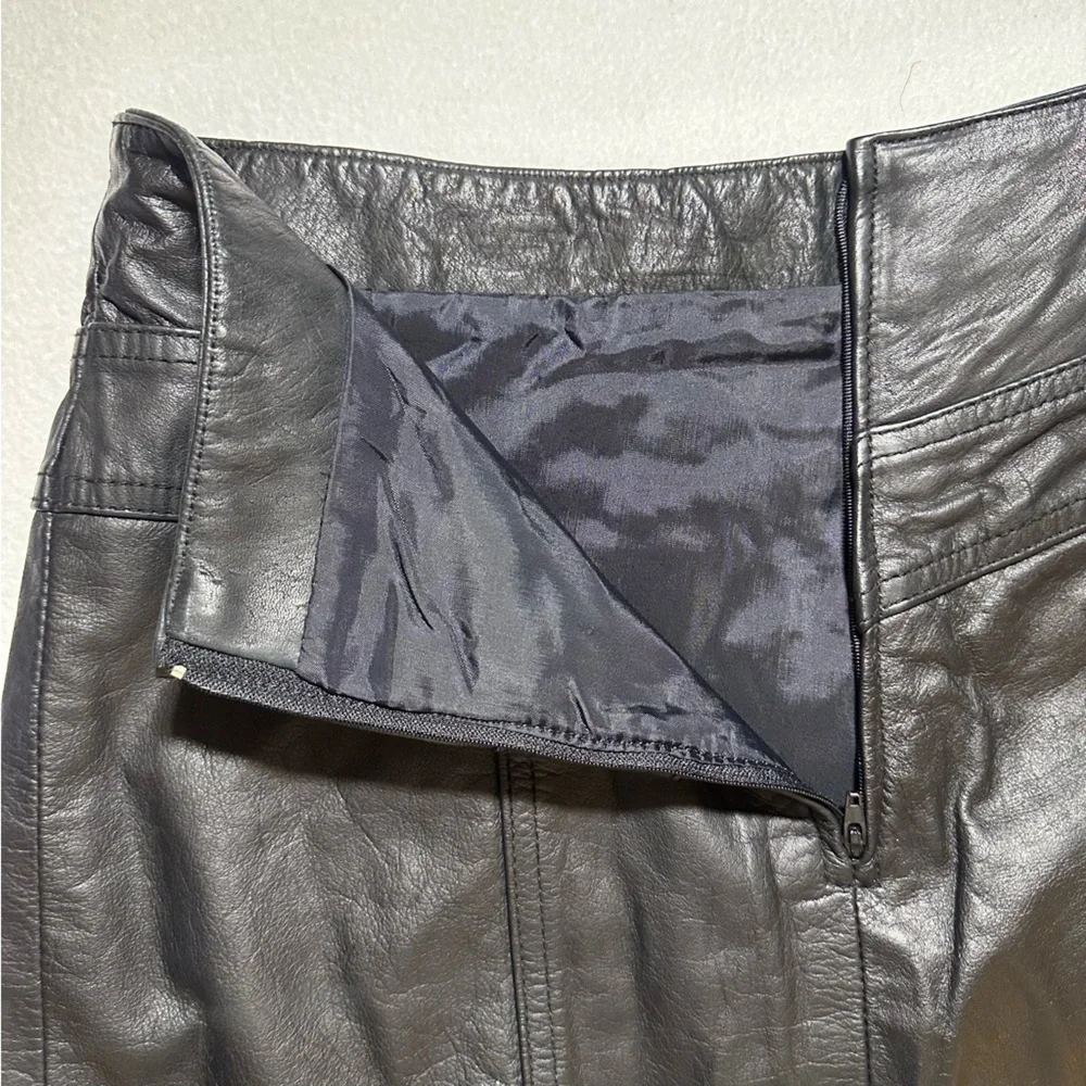 Elegant Black Leather Mini Skirt - Picture 4 of 8